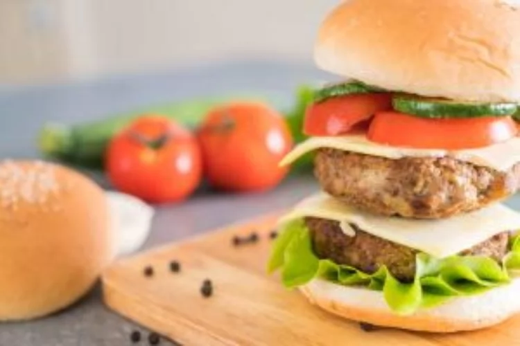 Hambúrguer é vilão? Veja 5 dicas de como incluir na dieta sem prejudicar o emagrecimento