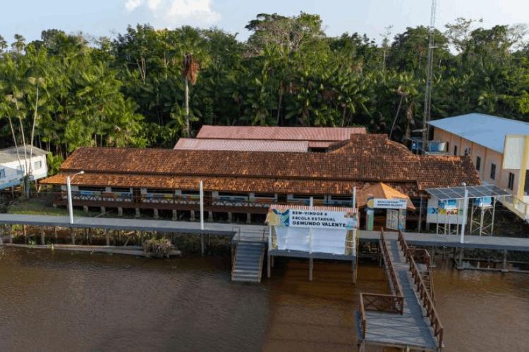 Comunidades ribeirinhas da Vila Maranata ganham escola com painéis solares e internet, em Mazagão