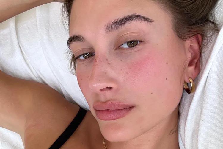 Strawberry Makeup: tudo sobre a nova trend de maquiagem de Hailey Bieber
