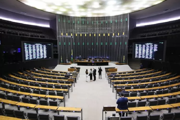 Julgamento de Bolsonaro domina debates no Plenário da Câmara