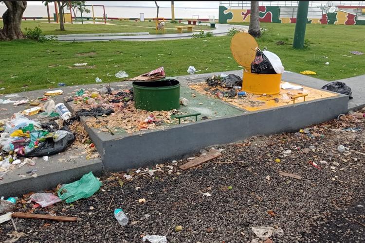 Lixeira Subterrânea na Praça Marlindo Serrano não consegue conter lixos aparentes