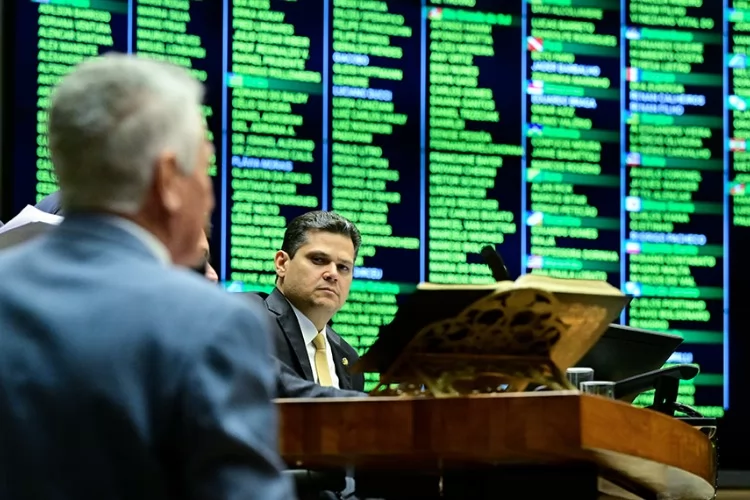 Congresso derruba veto e possibilita redução de penas pelo 8 de janeiro