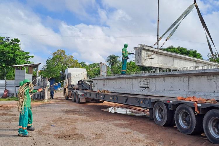 Vigas de concreto da Ponte Sérgio Arruda são transportadas