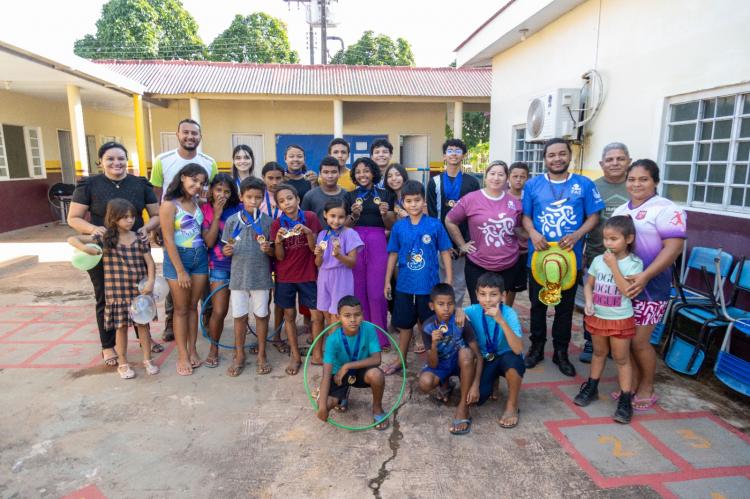 Crianças e adolescentes ribeirinhos vivenciam aprendizado e diversão em ação socioeducativa