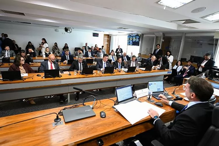 Aumento de penas e proteção escolar são destaques na segurança pública