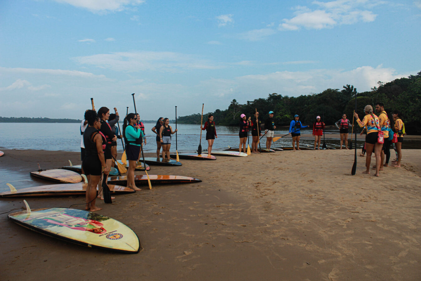 Prefeitura de Macapá realiza 1ª edição do Sunrise SUP Amazônia na Praia da Fazendinha