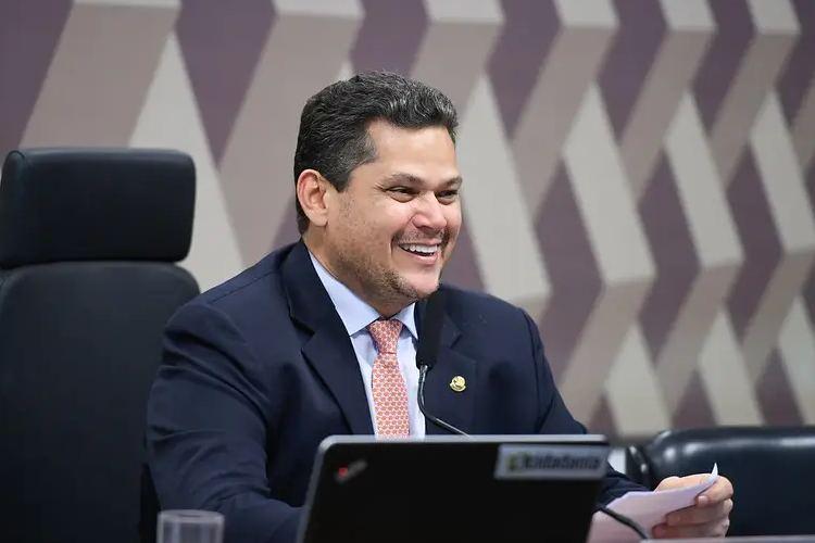 Davi Alcolumbre tem poder político comparado ao de Sarney, segundo Valor Econômico
