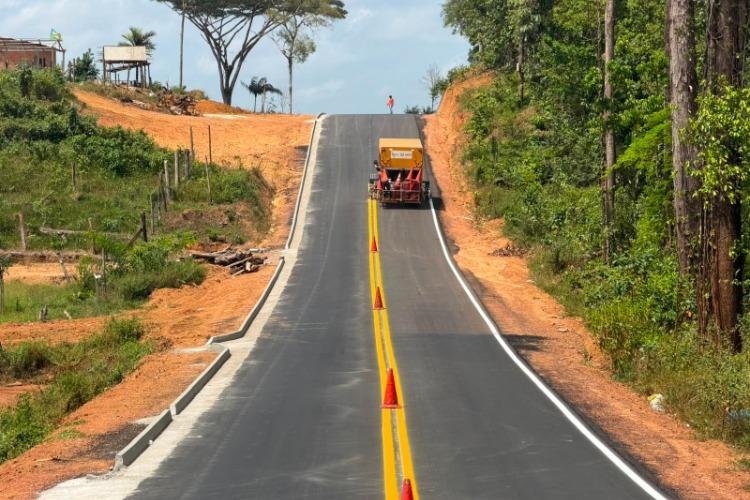 Governo do Estado realiza serviço de sinalização no ramal Vila Vitória, em Oiapoque