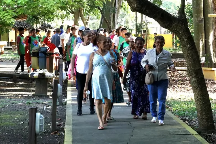 Governo do Estado proporciona tarde no Museu Sacaca com idosos de residenciais de Macapá