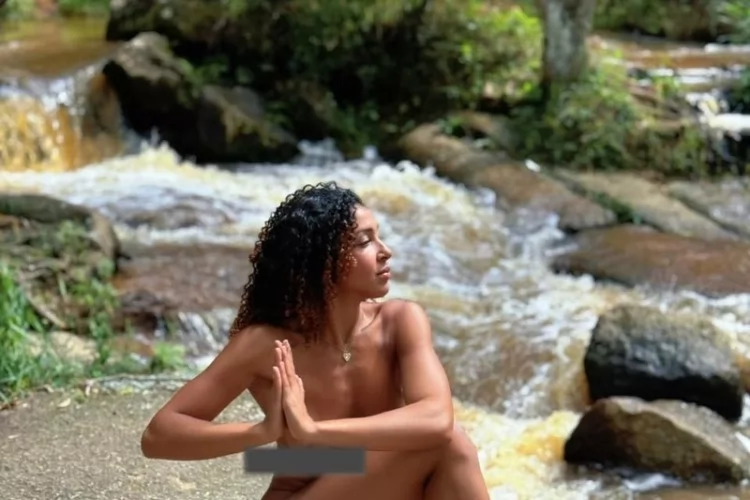 Influencer naturista fala dos benefícios da naked yoga e das dificuldades em relacionamentos causadas pela nudez