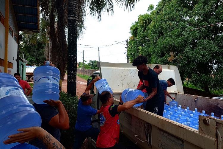 Governador do Amapá envía 20 mil mitros de água potável para zonas rurais afetadas pela salinização