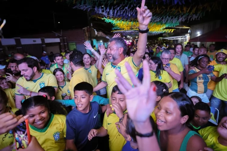 FOTOS: primeiro jogo do Brasil exibido nos telões da Ponte do Apertadinho e da Vila dos Oliveiras, em Macapá