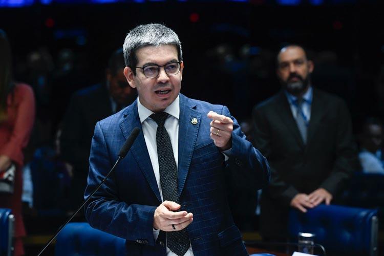 Randolfe faz representação à ANAC e à AGU contra empresa que gerencia aeroporto de Macapá
