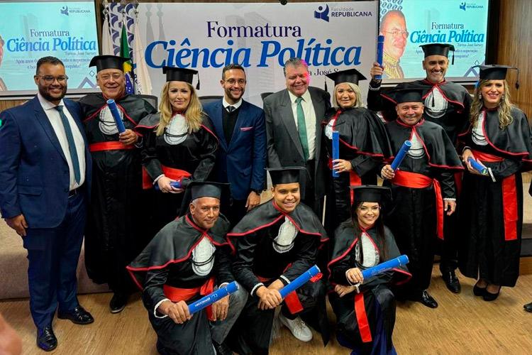 Bachareis em ciência Política são diplomados em Brasília com a presença do ex-ministro Sarney Filho