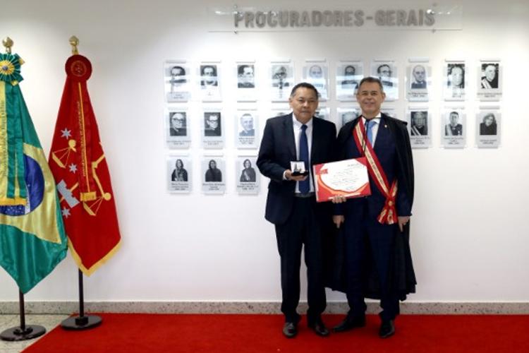 Procuradores do Amapá são condecorados com Medalhão Centenário do MP Militar