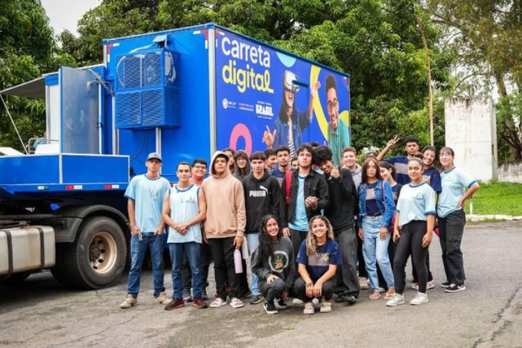Mais de 16 mil estudantes de escolas públicas em oito estados e no Distrito Federal já receberam capacitação e letramento digital pela Carreta Digital