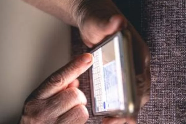 Aplicativo religioso do Irã é invadido e mensagens como "A ajuda chegou" convoca população a se juntar à resistência