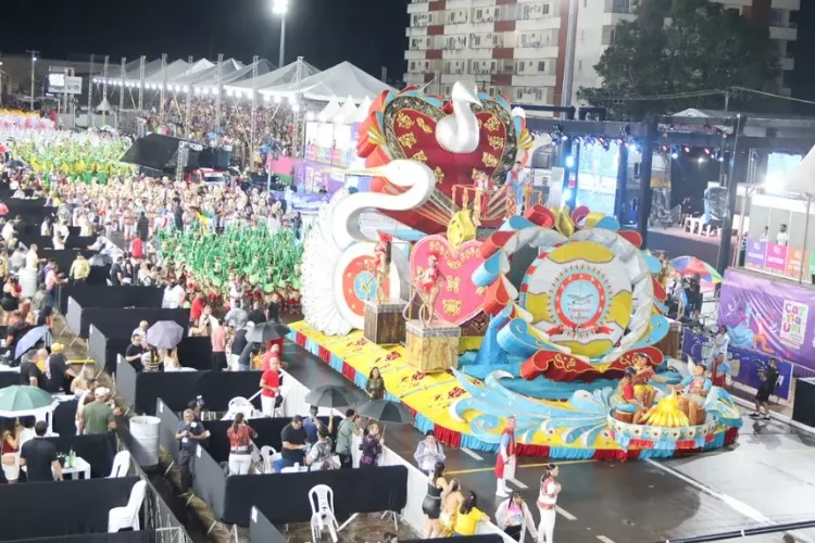 Entre o calor e o risco de chuva, desfiles das Escolas de Samba no Sambódromo de Macapá exigem preparo do público