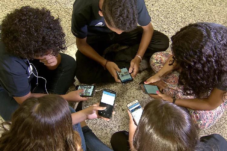 Decreto presidencial regulamenta restrição de uso de celular por estudantes nas escolas