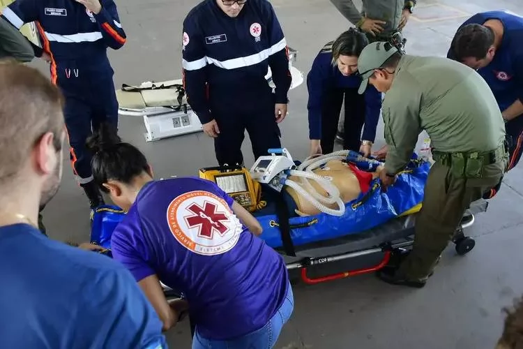 Profissionais do GTA e Samu do Amapá participam de treinamento prático para transporte aeromédico de pacientes críticos