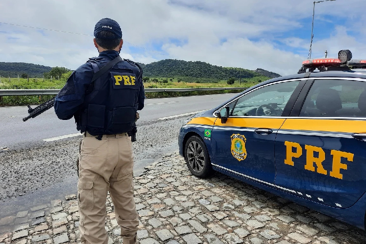 PRF restringe circulação de veículos de carga na BR-210 entre Porto Grande e Serra do Navio durante feriado