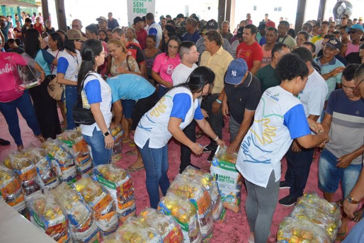 Governo do Amapá entrega 1,3 mil kits de alimentos para famílias vulneráveis em Laranjal do Jari