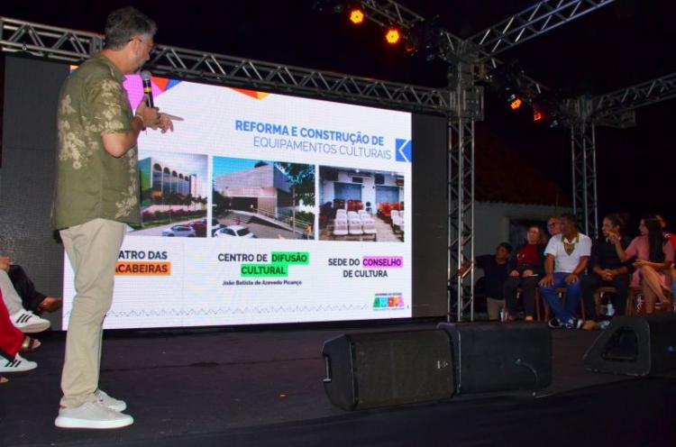 De teatro a museus: Clécio Luís apresenta a artistas os avanços em obras para a cultura no Amapá