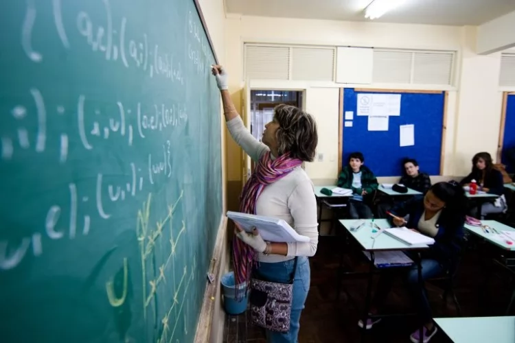 Relatório sobre novo piso dos professores será apresentado em comissão mista nesta terça - Notícias