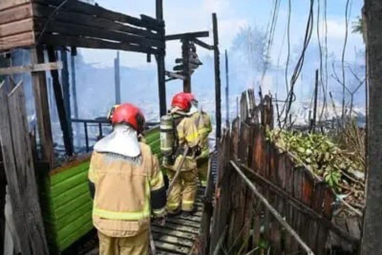 Governo do Amapá e Prefeitura de Santana apresentam plano de emergência após incêndio na Baixada do Ambrósio