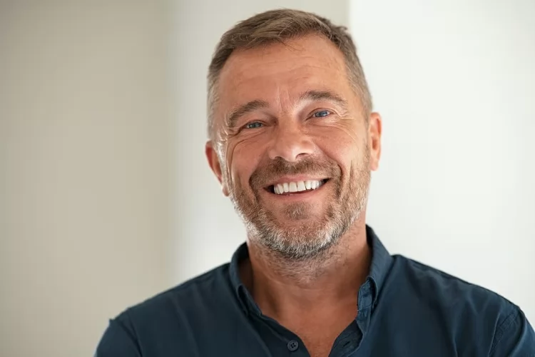 Quem tem 25 anos de contribuição e 55 anos de idade pode se aposentar?