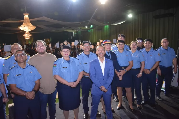 Prefeito interino Pedro DaLua oficializa progressão funcional de guardas e inspetores durante cerimônia de formatura