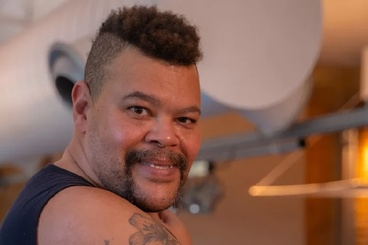 A vida com diabetes no BBB: presença de Babu Santana no programa alerta sobre riscos de negligência com a doença