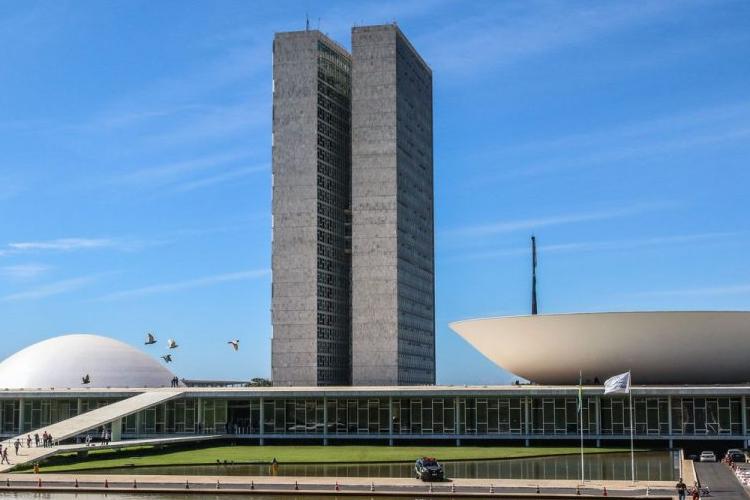 Congresso promulga emenda constitucional que corta gastos e restringe abono do PIS/Pasep 