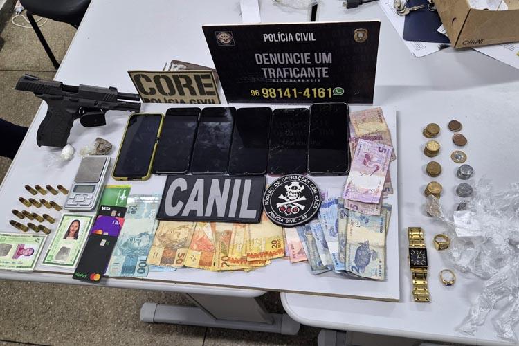 Homem é preso com arma de fogo, munições, drogas, dinheiro e celulares