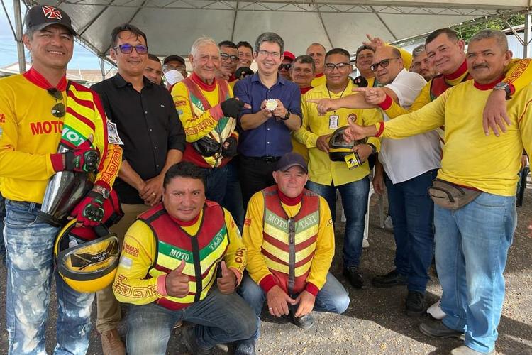 Randolfe entrega mais de 1300 coletes de segurança para mototaxistas