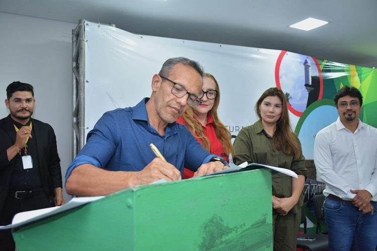 Prefeito Pedro DaLua assina decreto que cria Comissão de Reestruturação do PCCR dos profissionais da educação básica