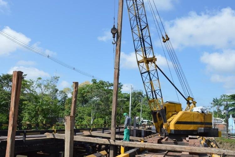 Construção da ponte em concreto sobre o Rio Anauerapucu entra em fase de colocação dos pilares e blocos de sustentação