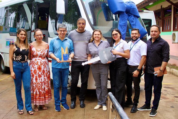 Randolfe entrega ônibus para atender as demandas da UEAP