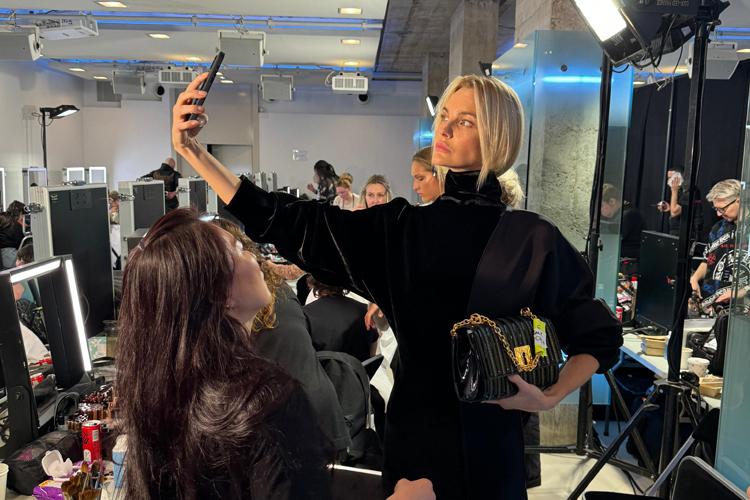 Carol Trentini rouba a cena na temporada de moda de Paris!