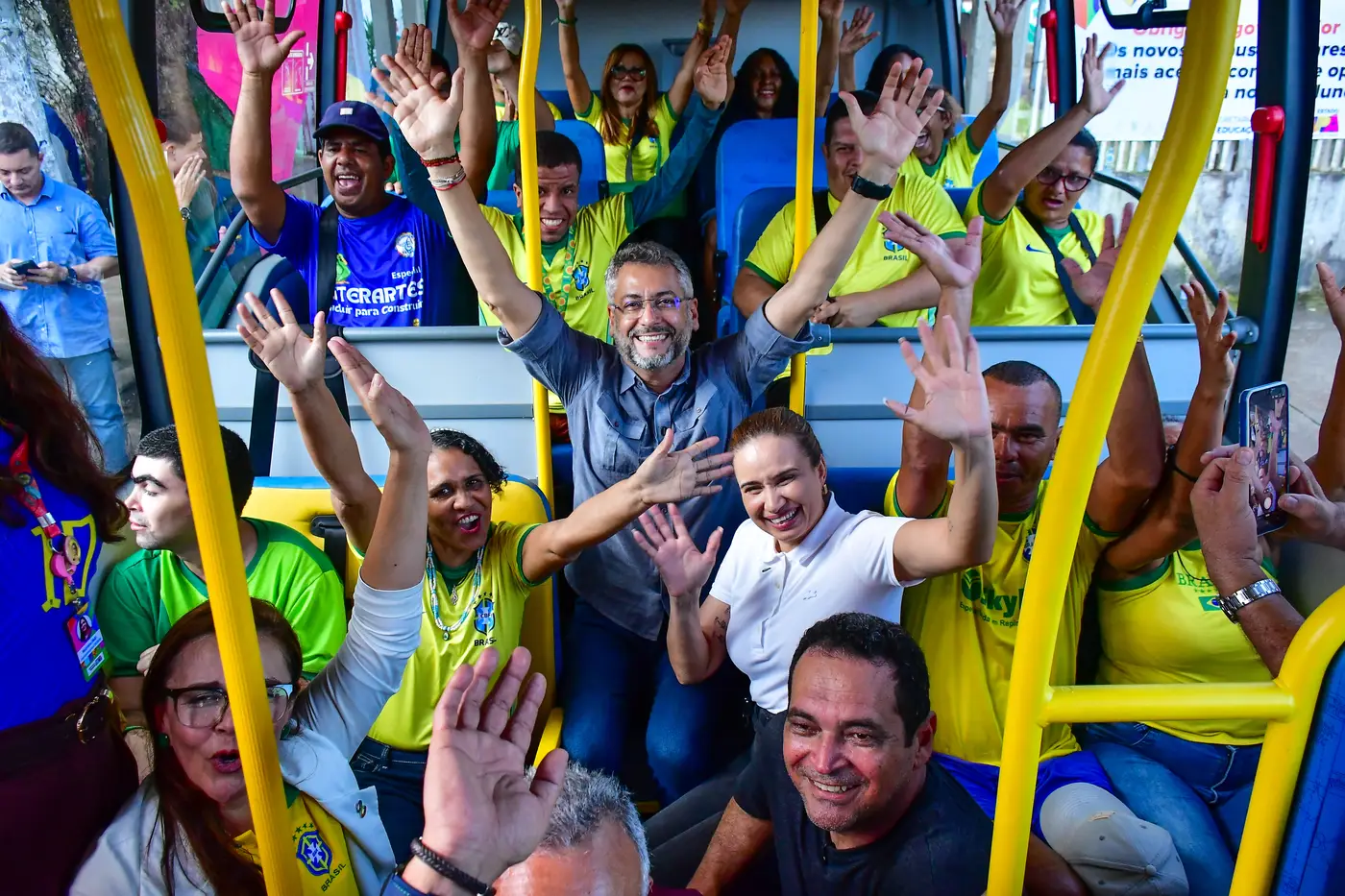 Governador Clécio amplia frota escolar e reforça acesso à educação com entrega de 10 novos microônibus no Amapá