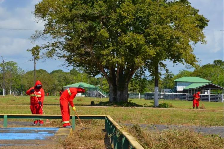 Parque de Exposição da Fazendinha recebe serviços de limpeza e manutenção