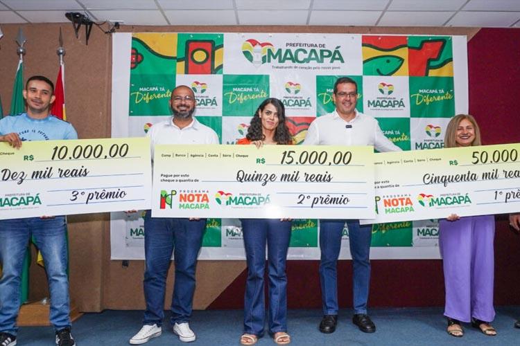 Prefeito entrega cheque simbólico aos sorteados no Programa Nota Macapá