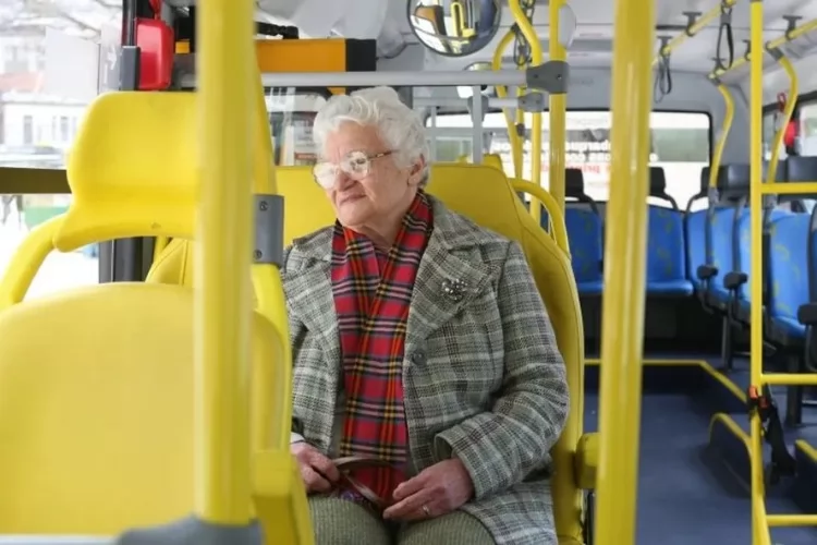Idosos têm direito a passagens grátis de ônibus; entenda as regras