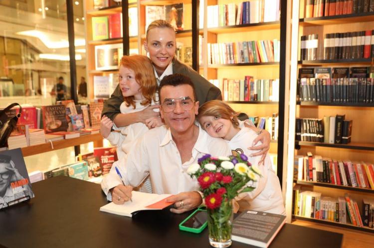Evento em São Paulo reúne estrelas da moda e do showbiz