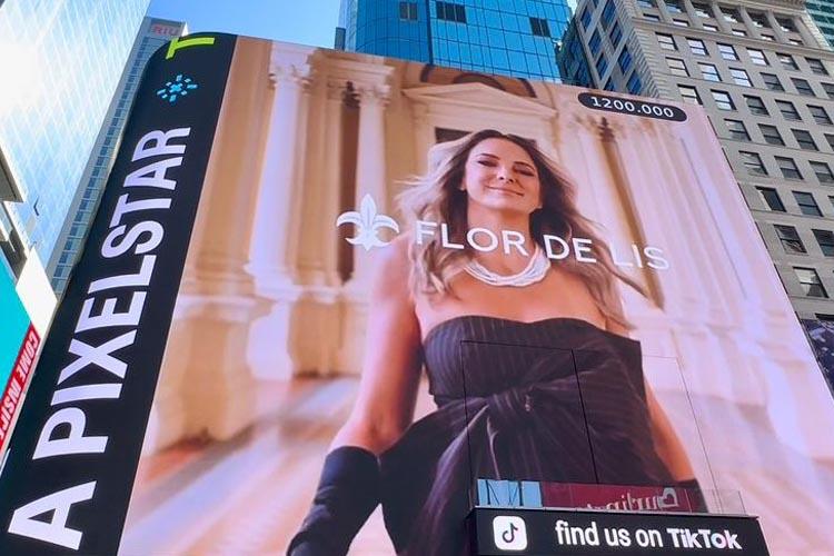 Ticiane Pinheiro estampa campanha na Times Squar