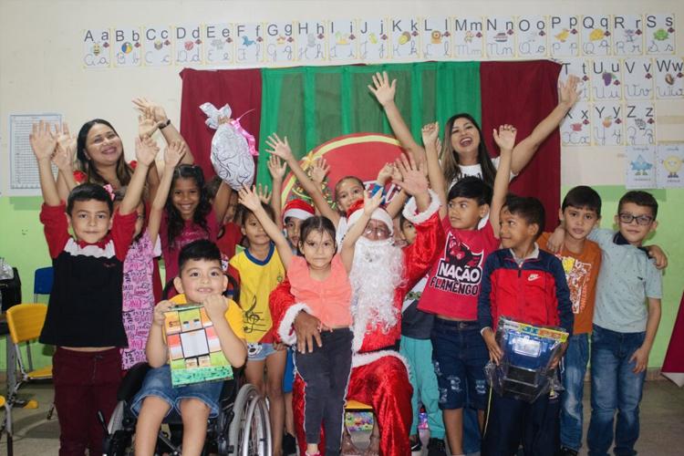 Natal Solidário: Papai Noel presenteia mais de 800 crianças da escola municipal Maestro Miguel