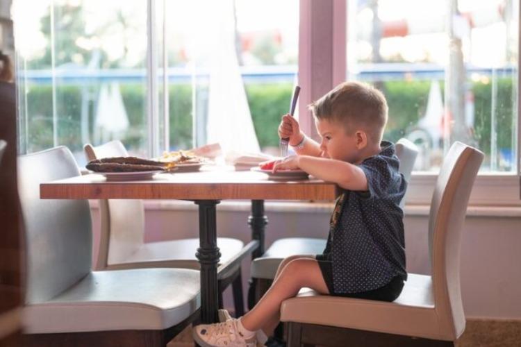 Restaurantes sem crianças: conforto ou exclusão? Tendência 