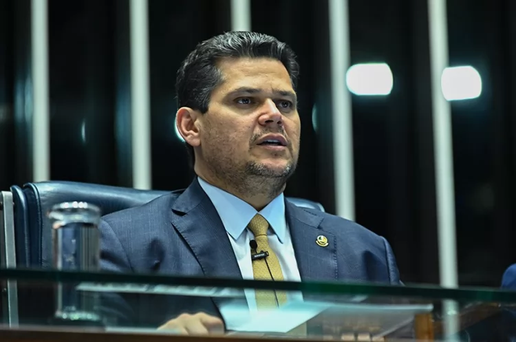 Davi Alcolumbre destrava PEC que prevê o fim da escala 6x1