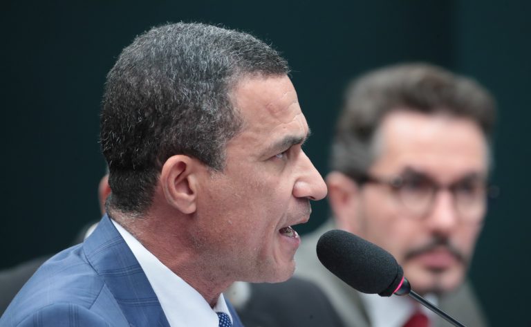 Comissão de Constituição e Justiça aprova PEC que reduz maioridade penal - Notícias