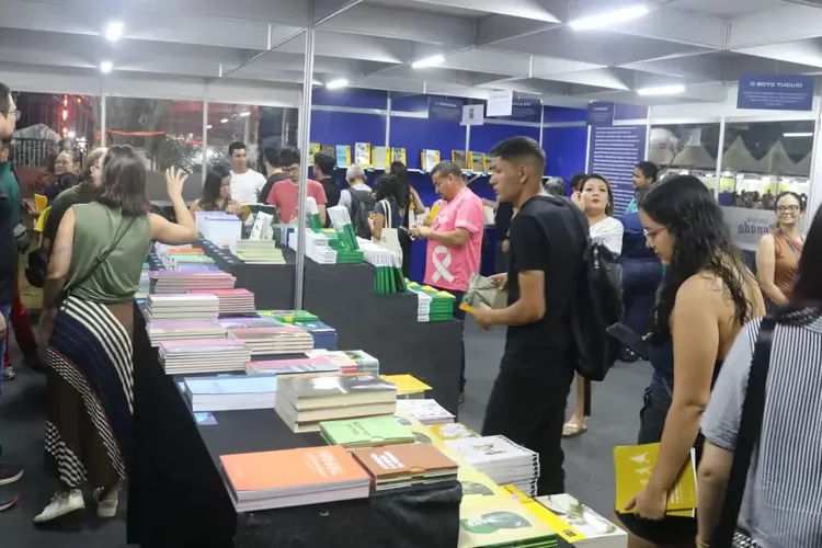Senado Federal leva livros a preço de custo e amplia acesso à leitura na Folia Literária Internacional do Amapá